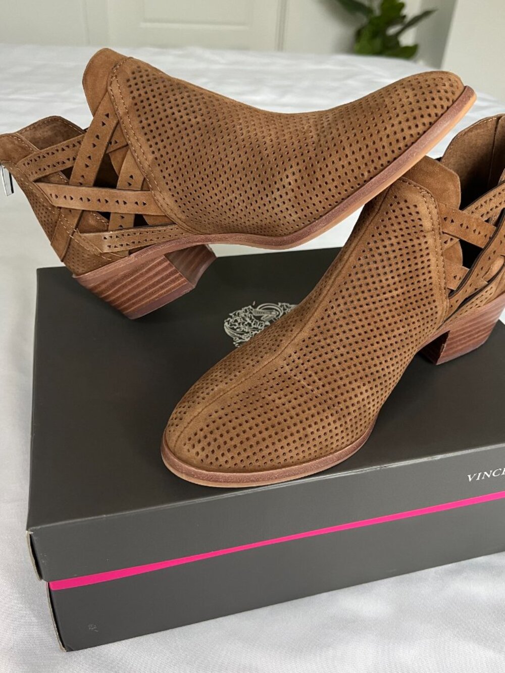 Vince Camuto Pranika Womens Brown Perforated Suede Ankle Booties Sz 8.5 - Picture 14 of 16